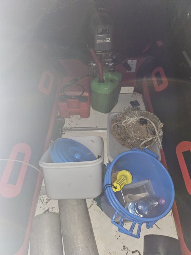 지난 26일 오전 포항시 남구 포항신항 내항에서 40대 남성이 불법으로 채취한 수산물들이 고무보트에 실려 있다. 포항해양경찰서 제공.