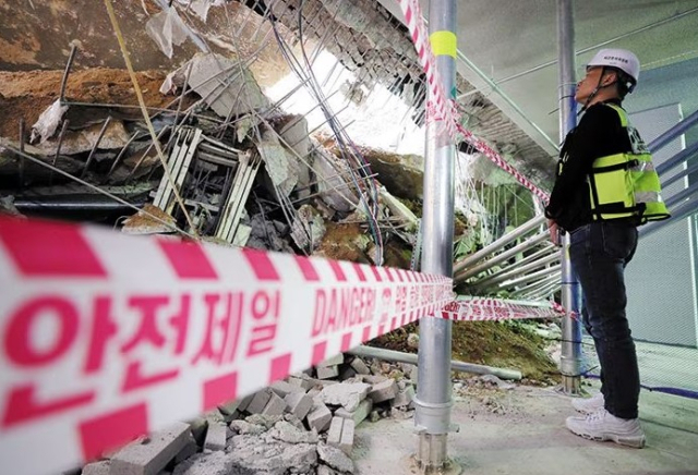 지난 5월 2일 인천 검단신도시 LH 아파트 지하 주차장 붕괴 현장에서 사고조사관이 현장을 점검하고 있다. 연합뉴스