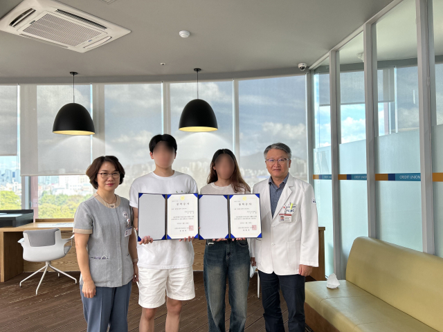 최광해 영남대학교의료원신협 이사장(소아청소년과 교수·오른쪽)과 권정남 영남대학교의료원신협 이사(간호본부팀장·왼쪽)는 25일 영남이공대학교 간호과 학생 2명에게 장학금 수여를 했다.
