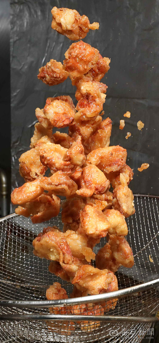사이드 메뉴로 다른 치킨 매장에서는 보기 힘든 화덕에서 굽는 피자를 맛볼 수 있다. 화덕 피자는 오픈 주방에서 최적의 쾌적한 위생환경을 통해 만들어 내고 있다. 정운철 기자 woon@imaeil.com