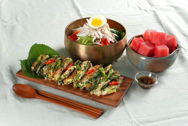 한국농수산식품유통공사(aT)가 8월의 제철 농수산물을 활용한 4인 가족의 세끼 집밥 식재료 구입 비용을 조사하기 위한 샘플 음식. aT 제공