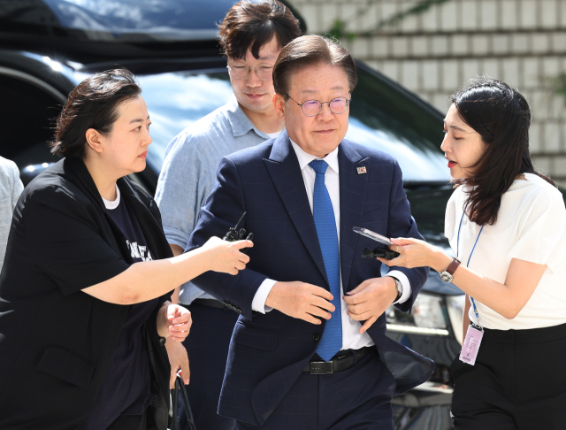 이재명 더불어민주당 대표가 25일 서울 서초구 서울중앙지법에서 열린 공직선거법 위반 혐의 관련 1심 속행 공판에 출석하기 위해 법정으로 향하고 있다. 연합뉴스