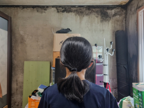 [이웃사랑] 곰팡이 뒤덮힌 집에서 마음 아픈 엄마 돌봐…
