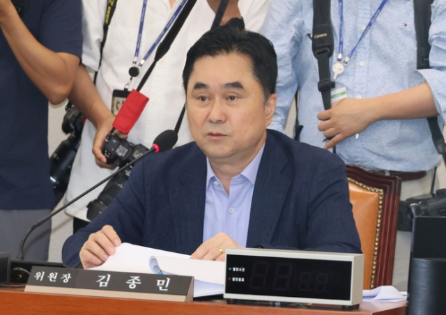 지난 8월 4일 오후 국회에서 열린 정무위원회 법안심사제1소위원회에서 김종민 위원장이 회의를 주재하고 있다. 연합뉴스