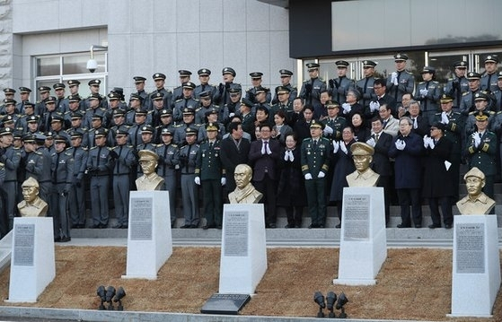 지난 2018년 3월 1일 서울 육군사관학교에서 열린 독립전쟁 영웅 5인 흉상 제막식에서 사관생도와 참석자들이 기념사진을 찍고 있다. 왼쪽부터 홍범도, 김좌진, 지청천, 이범석 장군, 그리고 신흥무관학교를 설립한 이회영 선생의 흉상. 연합뉴스