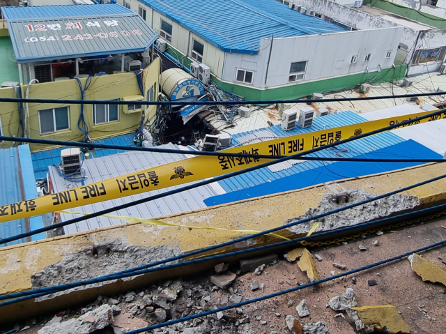 28일 오전 포항시 북구 죽도동 죽도시장 공영주차장 4층 볼라드와 난간이 전기트럭 추락사고로 부서져 있다. 배형욱 기자