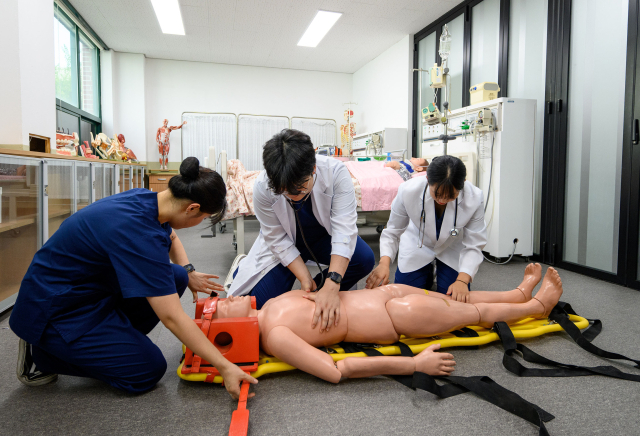 영진전문대가 개설한 응급구조과 관련 실습 모습. 영진전문대 제공