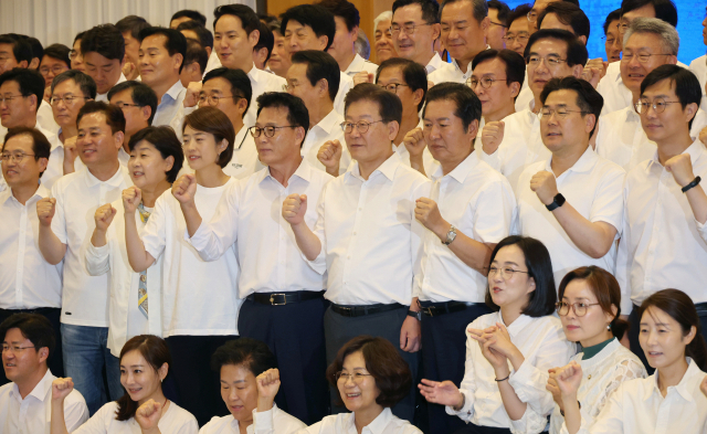 28일 강원도 원주 오크밸리에서 열린 더불어민주당 국회의원 워크숍에서 이재명 대표와 박광온 원내대표, 정청래 최고위원 및 참석자들이 기념 촬영하고 있다. 연합뉴스