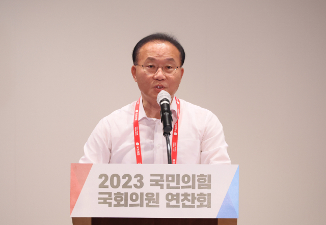 국민의힘 윤재옥 원내대표가 28일 인천 중구 인천국제공항공사 인재개발원에서 열린 2023 국회의원 연찬회에서 개회사를 하고 있다. 연합뉴스