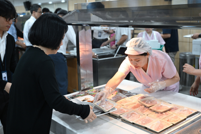 28일 용산 대통령실 구내식당에 모둠회 등 우리 수산물이 점심 메뉴로 제공됐다. 대통령실 제공