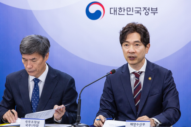 박성훈 해양수산부 차관(오른쪽)이 28일 오전 서울 종로구 정부서울청사에서 열린 후쿠시마 원전 오염수 방류 관련 일일 브리핑에 참석해 오염수 방류 이후 우리 해역 방사능 안전 관리 현황을 발표하고 있다. 연합뉴스