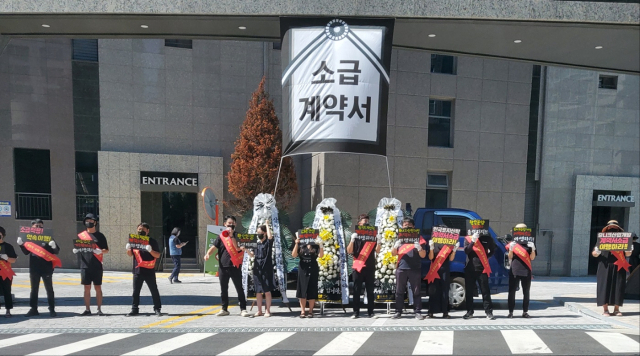 대구 수성구 신매동의 한 신축 아파트가 이른바 할인 분양 마케팅으로 논란이 인다. 사진은 26일 기존 입주자들이 잔여 세대 할인 분양과 관련해 기존 계약자에게도 소급 적용할 것을 요구하는 모습. 2023.8.26. 독자 제공