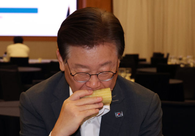 28일 강원 원주 오크밸리에서 열린 더불어민주당 국회의원 워크숍에서 이재명 대표가 의원들과 옥수수를 먹고 있다. 연합뉴스