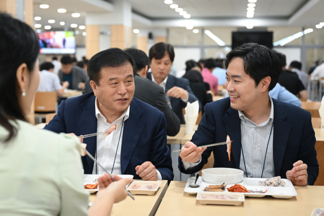 이진복 대통령실 정무수석이 28일 서울 용산 대통령실 청사에서 우리 수산물 메뉴로 점심 식사를 하고 있다. 연합뉴스