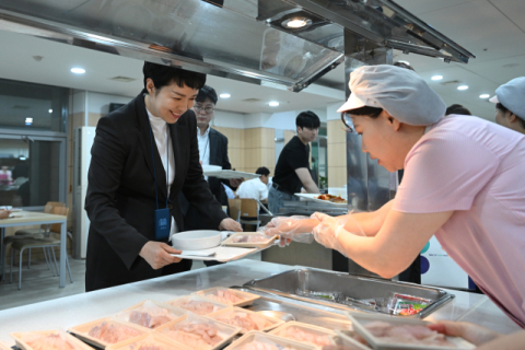 대통령실 구내식당 모둠회 '25분만에 품절'…尹대통령도 먹었다
