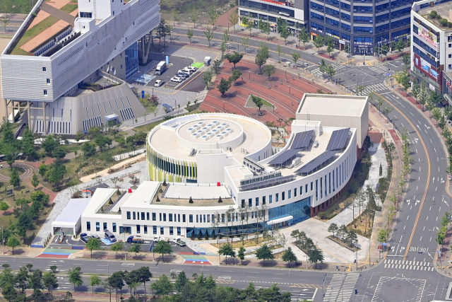 대구 달성군은 지난 7월 5일 현풍읍 중리 대구테크노폴리스에서 교육문화복지센터 개관식을 열었다. 교육문화복지센터는 다양한 세대를 아우르는 지역 대표 커뮤니티 공간으로 역할을 하고 있다. 달성군 제공.