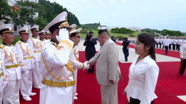 김명식 해군사령관이 김정은 국무위원장의 딸 '주애'에게 거수경례하고 있다. 조선중앙TV