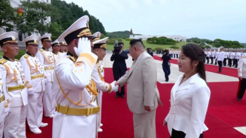 김정은, 훌쩍 자란 딸 주애와 100일만에 등장…해군사령부 동행