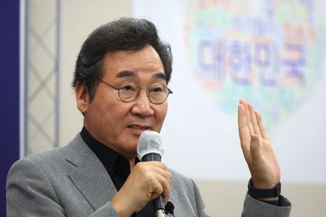 이낙연 전 더불어민주당 대표가 25일 오후 부산 연제구 부산시의회에서 열린 초청강연 겸 북 콘서트에서 발언하고 있다. 연합뉴스