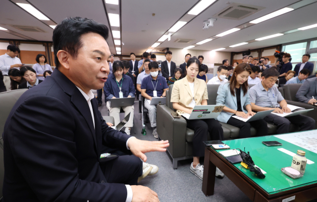 원희룡 국토교통부 장관(왼쪽)이 28일 오전 세종시 정부세종청사에서 열린 출입기자단 간담회에서 발언하고 있다. 연합뉴스