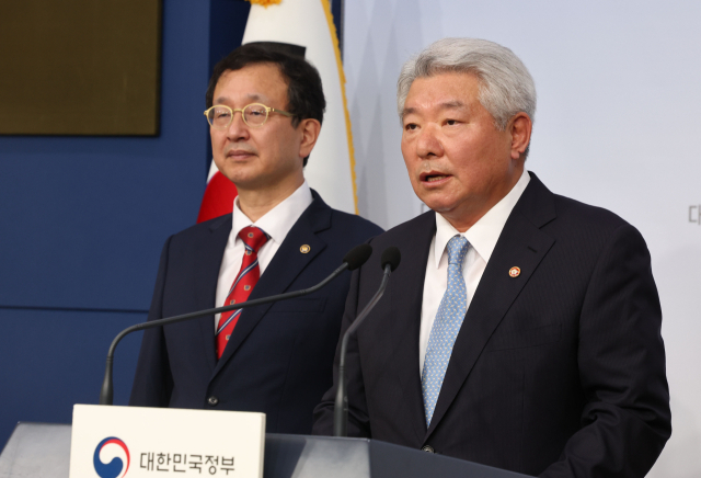 김홍일 국민권익위원회 위원장(오른쪽)이 29일 서울 종로구 정부서울청사 별관 브리핑룸에서 청탁금지법 시행령 개정안 국무회의 상정 결과 관련 브리핑을 하고 있다. 이날 
