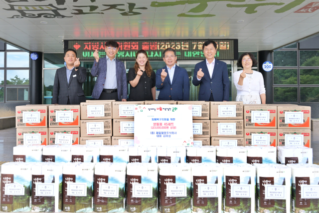 대구 군위군의 제일철망㈜이 태풍 피해를 입은 군위군에 구호물품을 기탁하고, 기념 사진을 촬영하고 있다. 군위군 제공