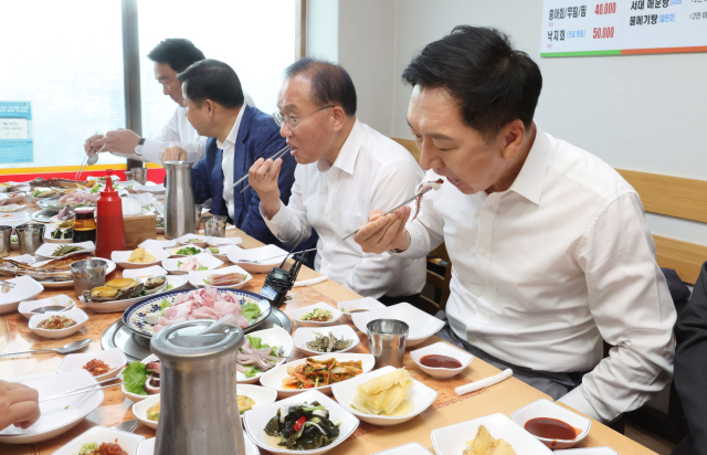 김기현 국민의힘 대표를 비롯한 주요 당직자들이 29일 오후 연찬회를 마친 뒤 인천 중구의 한 수산물 전문식당에서 오찬 식사를 하고 있다. 연합뉴스