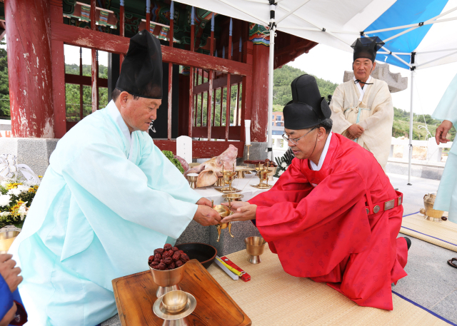벽산 김도현 선생 도해순국 109주기를 추모하고자 경북 영덕에서 열린 숭모 제향 행사에서 오도창 영양군수가 초헌관으로 참여했다. 영양군 제공