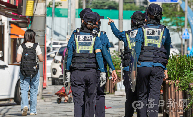 지난 8월 대구 남구 대명2동에서 대구경찰청 소속 경찰관들이 순찰을 돌고 있다. 매일신문 DB