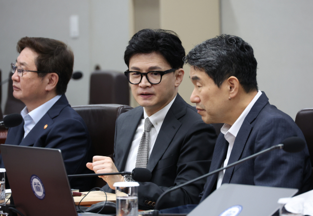 한동훈 법무부 장관(가운데)이 29일 서울 용산 대통령실 청사에서 열린 국무회의에서 이주호 부총리 겸 교육부 장관(오른쪽)과 대화하고 있다. 연합뉴스