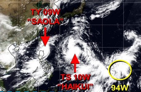 왼쪽부터 9호 태풍 사올라, 11호 태풍 하이쿠이, 12호 태풍 기러기로 발달할 것으로 예상되는 94W 열대요란. 미국 합동태풍경보센터(JTWC, Joint Typhoon Warning Center)