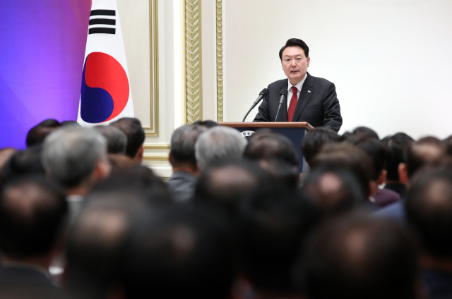 윤석열 대통령이 29일 청와대 영빈관에서 열린 제21기 민주평화통일자문회의 간부위원과의 통일대화에서 격려사를 하고 있다. 연합뉴스