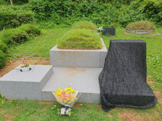 경기도 남양주시 모란공원 민주열사 묘역에 있는 박원순 전 서울시장의 묘소가 검은색 스프레이로 훼손돼 경찰이 수사 중이다. 사진은 29일 훼손된 묘비를 가려놓은 모습. 연합뉴스