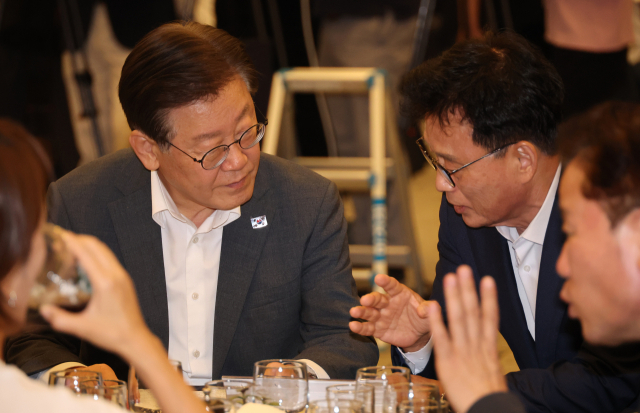 28일 강원 원주 오크밸리에서 열린 더불어민주당 국회의원 워크숍에서 이재명 대표와 박광온 원내대표가 대화하고 있다. 연합뉴스