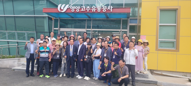 최현동 영양고추유통공사 사장과 이상배 서울아파트입주자대표회의연합회 회장 등 관계자들이 29일 영양고추유통공사에서 지역 특산물인 영양 빛깔찬 고춧가루의 서울 판로 확대를 위한 업무협약을 체결하고 기념 촬영을 하고 있다. 영양군 제공