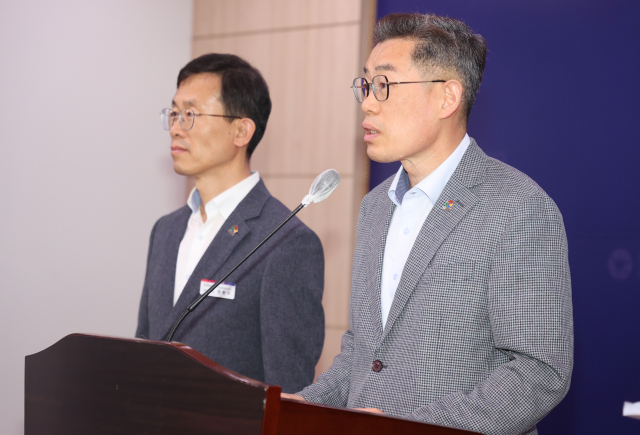 김기영 경남도 기획조정실장(오른쪽)이 29일 오전 경남도청 브리핑룸에서 내년도 정부예산안에 경남도가 9조2117억원의 국비를 확보했다고 발표하고 있다. [사진=경남도]