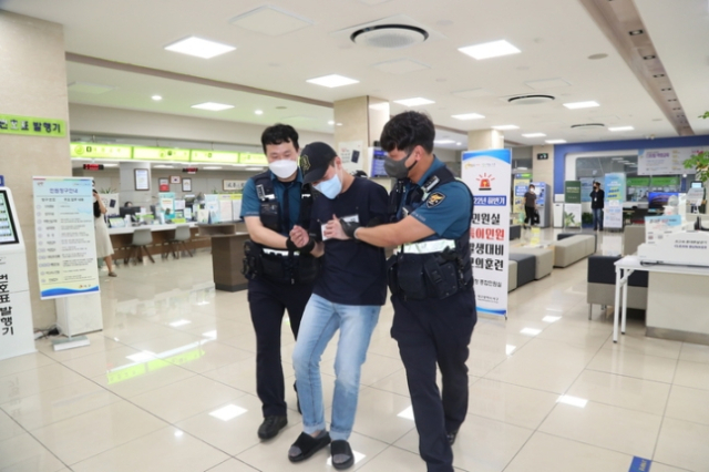 지난해 대구 서구청에서 특이민원 비상상황대비 모의 훈련을 진행하는 모습. 대구서구청