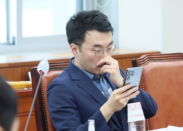 무소속 김남국 의원이 25일 국회에서 열린 교육위원회 전체회의에 참석해 있다. 연합뉴스