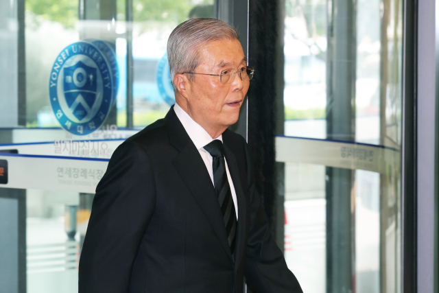 국민의힘 김종인 전 비상대책위원장이 16일 윤석열 대통령 부친 윤기중 연세대 명예교수의 빈소가 마련된 서울 서대문구 세브란스병원 장례식장을 찾아 조문하기 위해 이동하고 있다. 연합뉴스