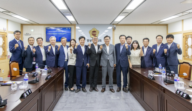 경북도의회 제12대 전반기 제2기 예산결산특별위원회(위원장 황재철)가 지난 29일 새롭게 구성된 뒤 기념 사진을 촬영했다. 경북도의회 제공