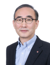 KT의 새 대표이사로 김영섭 전 LG CNS 사장이 선임됐다. KT는 30일 서울 서초구 우면동 KT 연구개발센터에서 열린 임시 주주총회에서 김영섭 후보의 대표이사 선임안이 전체 의결 참여 주식의 60% 이상 찬성표를 받아 가결됐다고 밝혔다. 연합뉴스