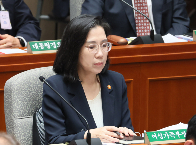 김현숙 여성가족부 장관이 30일 국회에서 열린 예산결산특별위원회 전체회의에 출석해 있다. 연합뉴스