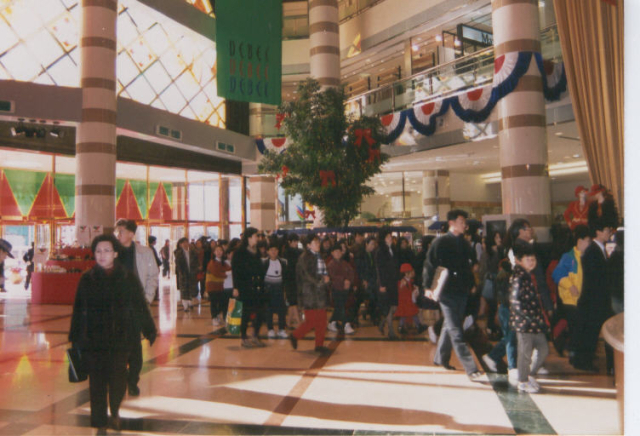 1993년 9월 첫 개장한 대백프라자 로비. 대구백화점 제공
