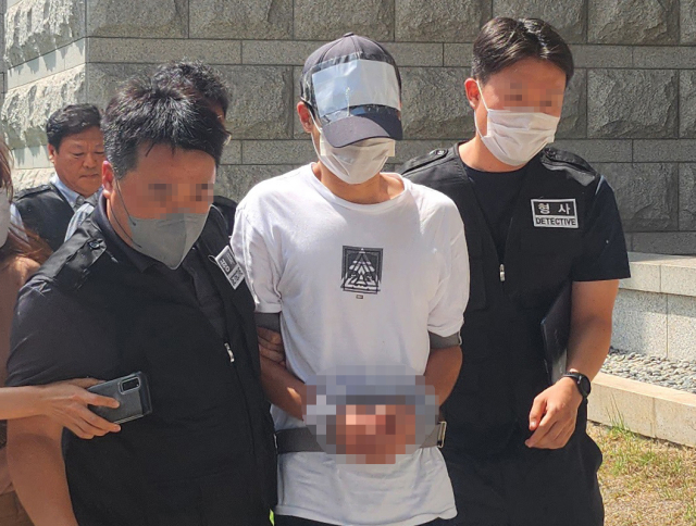 과거 선생님이었던 40대 교사를 흉기로 찌른 혐의(살인미수)로 현행범 체포된 20대 남성 A씨가 5일 오후 대전 서구 대전지방법원에서 열린 구속 전 피의자 심문(영장실질심사)에 출석하고 있다. 연합뉴스