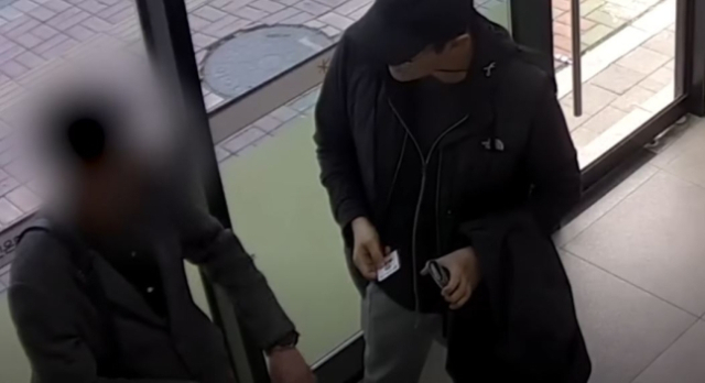 대장암 투병으로 몸이 불편한 상황이었음에도 공무원증을 제시해 보이스피싱 현행범을 검거한 충북 청주상당경찰서 소속 정세원 순경. 경찰청 유튜브