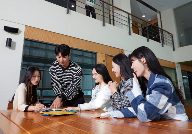 경북전문대학 현암아뜨리움에서 학생들이 책을 보며 환하게 웃고 있다. 경북전문대 제공