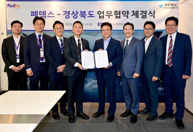 경북도와 페덱스코리아가 30일 오후 페덱스코리아 서울 본사에서 항공 물류산업 발전을 위한 업무협약을 맺었다. 이철우 경북도지사와 박원빈 페덱스코리아 대표이사 등이 참석, 대구경북신공항의 항공 물류산업 활성화를 위해 공동으로 노력하기로 뜻을 모았다. 경북도 제공