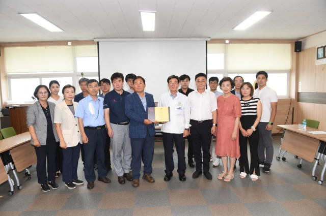 정종복 기장군수(앞줄 왼쪽 네 번째)가 지난 29일 기장읍행정복지센터에서 부산시장애인체육회 사무처장으로부터 인준패를 전달받고 있다. [사진=기장군]