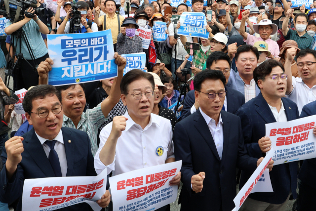 더불어민주당 이재명 대표와 박광온 원내대표 등이 30일 전남 목포역 광장에서 열린 