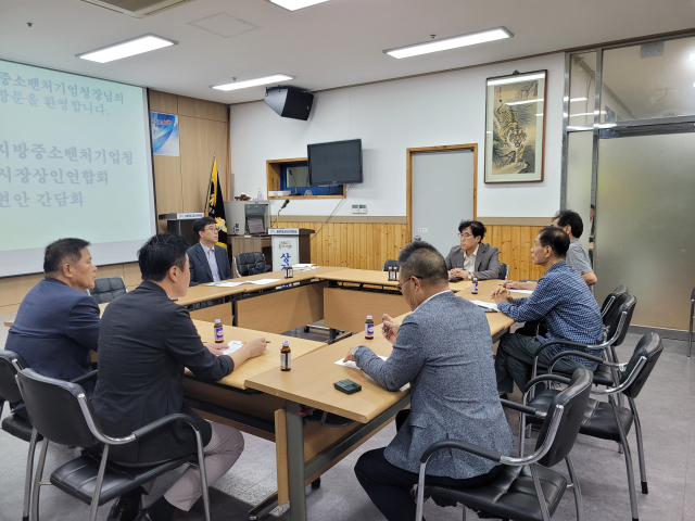 대경중기청이 경북 포항 죽도시장을 찾아 후쿠시마 오염수 방류 관련 현장 애로사항을 청취했다. 대경중기청 제공